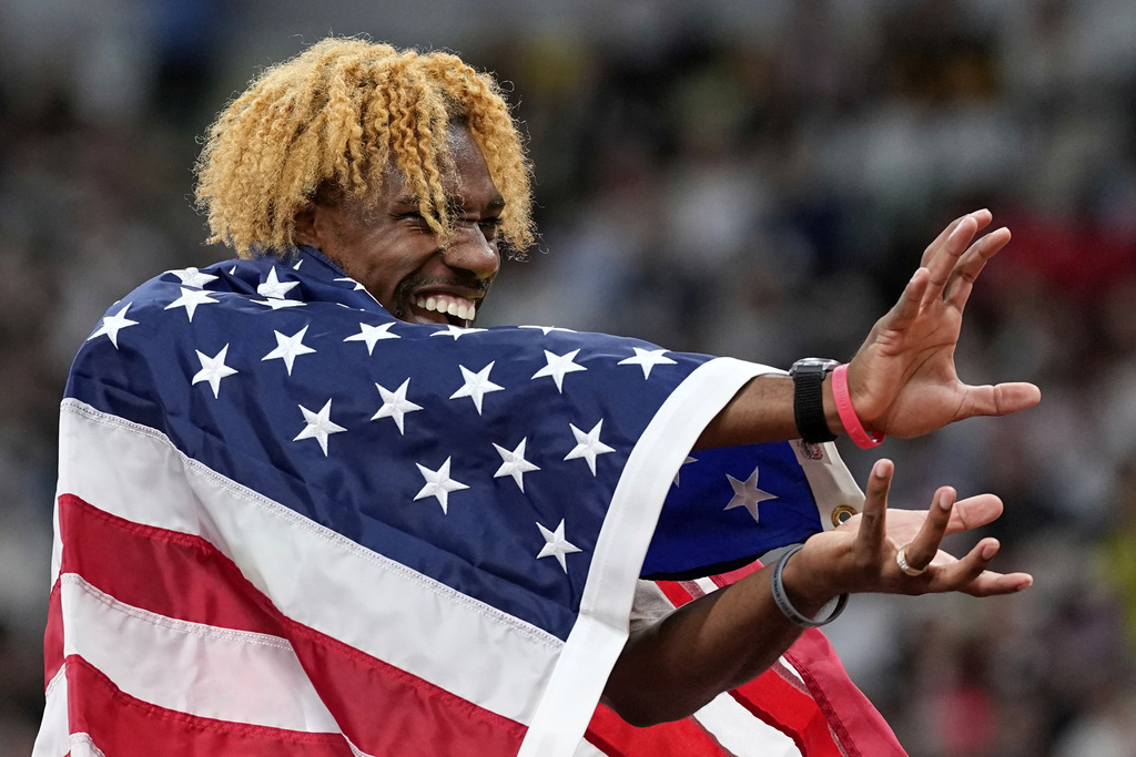United States' Noah Lyles celebrates after winning the gold in the men's 200 meters final at the World Athletics Championships in Tokyo, Friday, Sept. 19, 2025. (AP Photo/Petr David Josek)