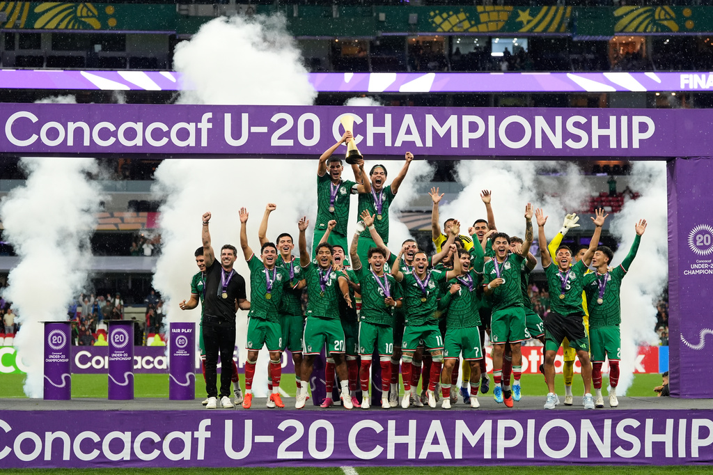 Mexico players celebrate after winning the the CONCACAF U-20 final soccer tournament against the United States in Mexico City, Sunday, Aug. 9, 2026. (AP Photo/Fernando Llano)