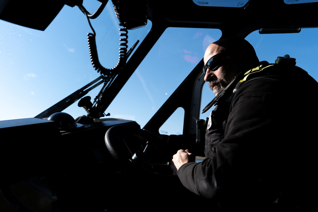 Metropolitan Police Department diver Jeffrey Leslie pilots a boat along the Potomac River, Thursday, Jan. 22, 2026, in Washington. (AP Photo/Julia Demaree Nikhinson)