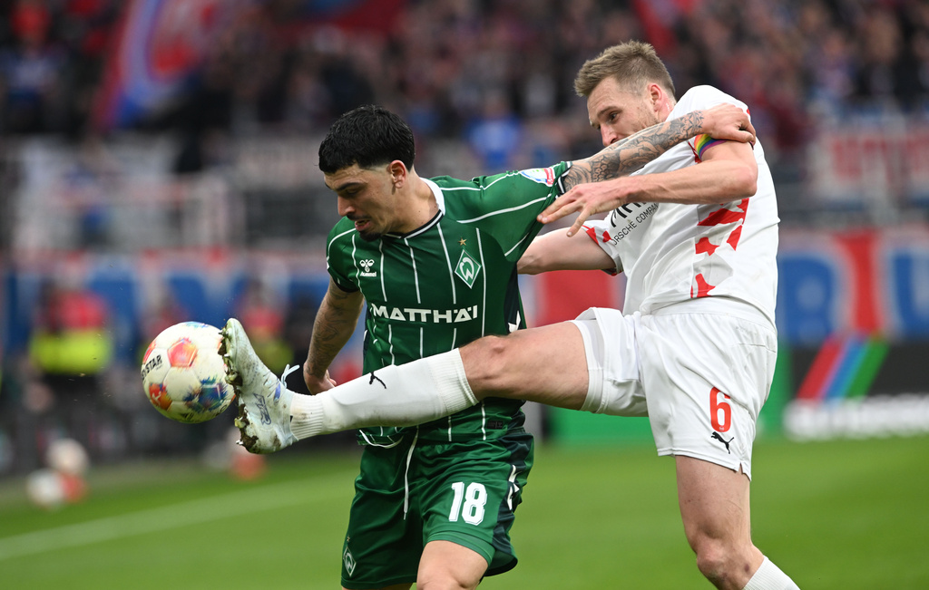 Werder's Cameron Puertas Castro, left, fights for the ball against Heidenheim's Patrick Mainka during the German Bundesliga soccer match between Werder Bremen and 1. FC Heidenheim, in Bremen, Germany, Saturday, Feb. 28, 2026. (Carmen Jaspersen/dpa via AP)