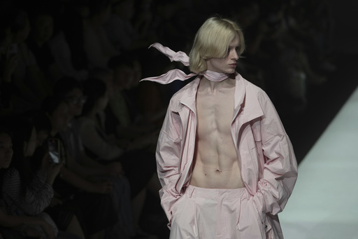 A model presents a creation by Liu Hongchao collection during the SS2026 China Fashion Week, in Beijing, China, Thursday, Sept. 11, 2025. (AP Photo/Andy Wong) A model presents a creation by Liu Hongchao collection during the SS2026 China Fashion Week, in Beijing, China, Thursday, Sept. 11, 2025. (AP Photo/Andy Wong)