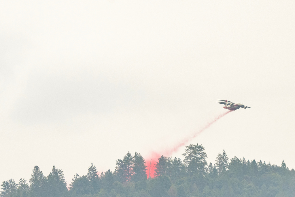 A plane drops fire retardant on the Plaskett Fire near Big Sur, Calif., Thursday, Aug. 27, 2026. (AP Photo/Nic Coury)