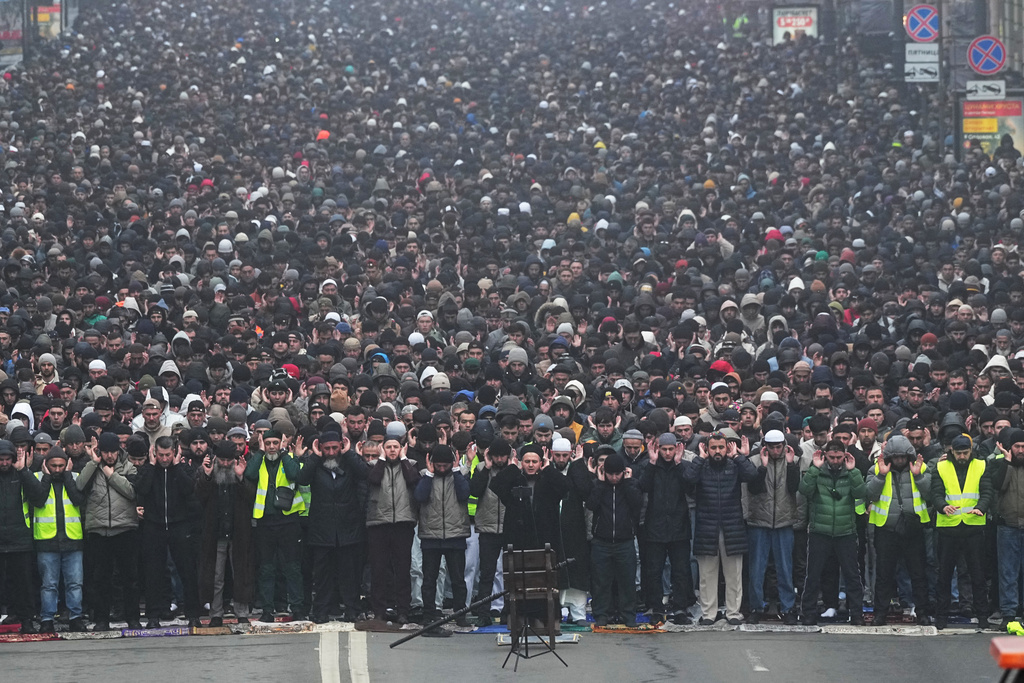 Muslims pray as they celebrate Eid al-Fitr, marking the end of the Muslims' holy fasting month of Ramadan, in St. Petersburg, Russia, Friday, March 20, 2026. (AP Photo/Dmitri Lovetsky)