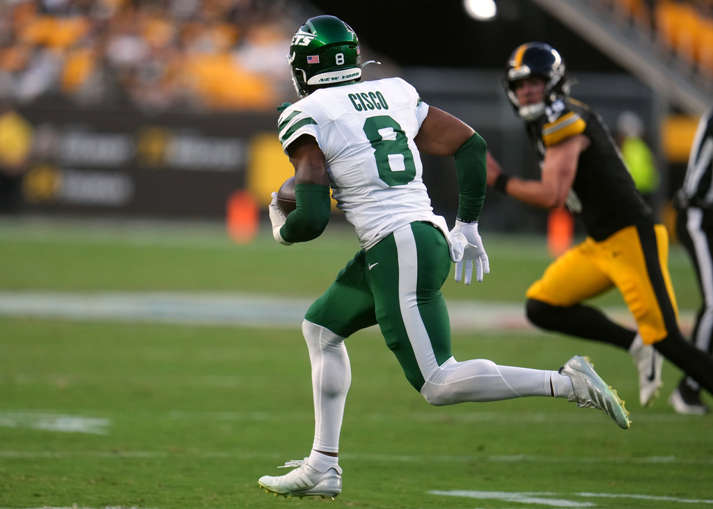 New York Jets safety Andre Cisco (8) runs the ball after intercepting a pass during the first half of an NFL preseason football game against the Pittsburgh Steelers, Friday, Aug. 21, 2026, in Pittsburgh. (AP Photo/Gene J. Puskar)