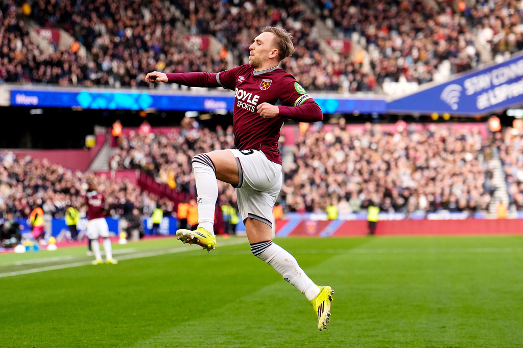 West Ham United's Jarrod Bowen celebrates scoring his side's second goal from a penalty, during the English Premier League soccer match between West Ham United and Sunderland in London, Saturday Jan. 24, 2026. (Jordan Pettitt/PA via AP)