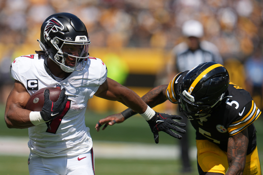 Atlanta Falcons running back Bijan Robinson (7) runs in for a touchdown during an NFL football game against the Pittsburgh Steelers, Sunday, Sept. 13, 2026, in Pittsburgh. (AP Photo/Gene J. Puskar)