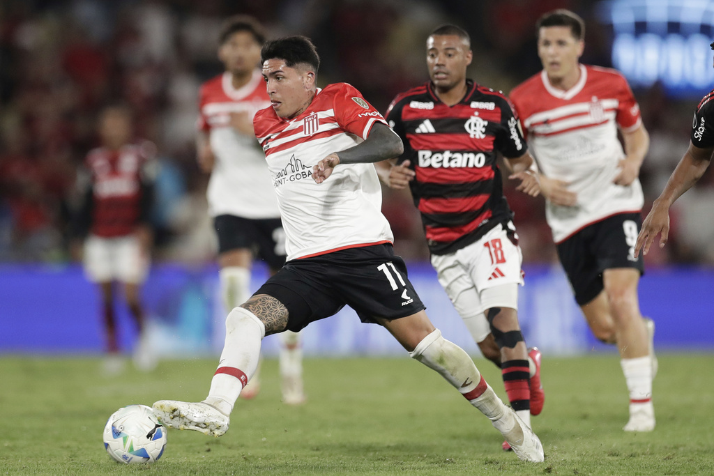 Facundo Farias of Argentina's Estudiantes de La Plata, left, controls the ball during a Copa Libertadores quarterfinal soccer match against Brazil's Flamengo at Maracana stadium, in Rio de Janeiro, Thursday, Sept. 18, 2025. (AP Photo/Bruna Prado)