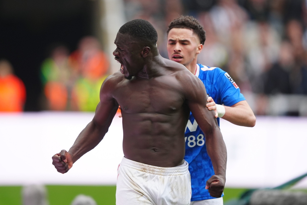 Sunderland's Brian Brobbey celebrates scoring their side's second goal of the game during the Premier League match between Newcastle and Sunderland outside St James' Park, Newcastle upon Tyne, England, Sunday March 22, 2026. (Owen Humphreys/PA via AP)