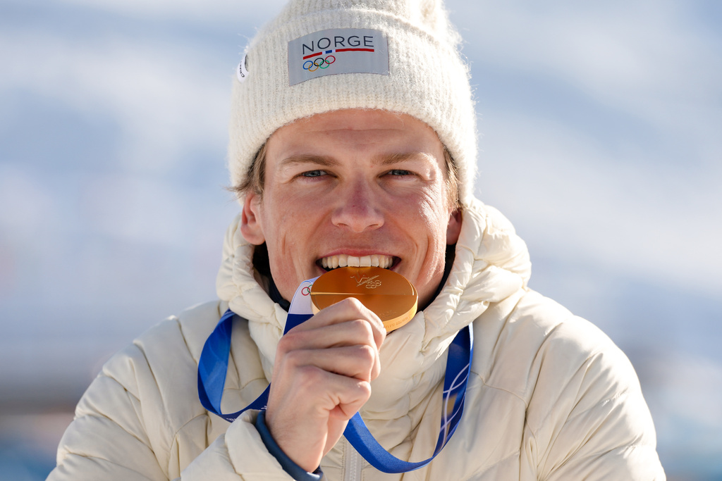 Johannes Hoesflot Klaebo, of Norway, poses after winning the gold medal in the cross country skiing men's 10km + 10km skiathlon at the 2026 Winter Olympics, in Tesero, Italy, Sunday, Feb. 8, 2026. (AP Photo/Kirsty Wigglesworth)