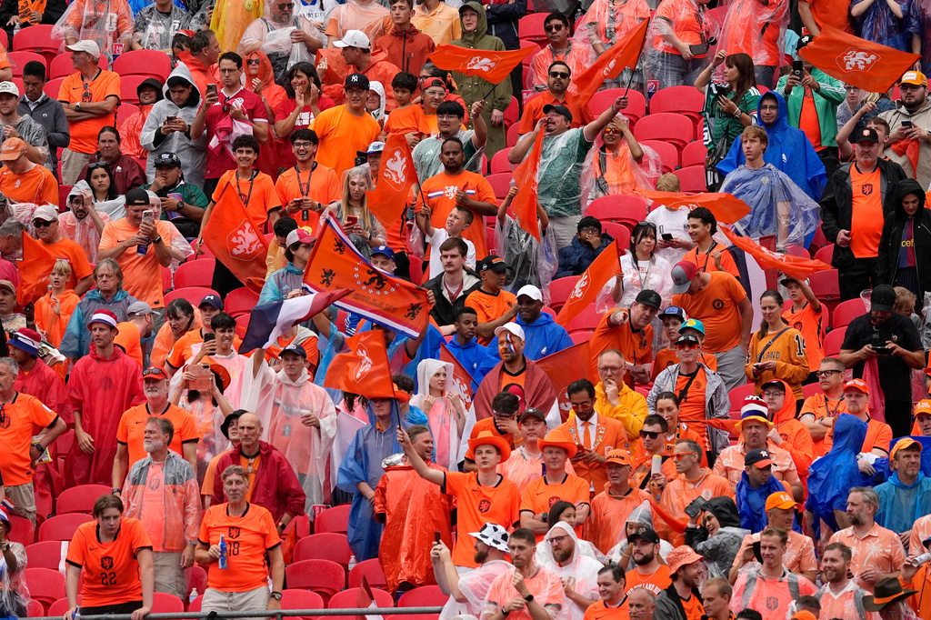 Netherlands fans cheer before the World Cup Group F soccer match between Tunisia and the Netherlands in Kansas City, Mo., Thursday, June 25, 2026. (AP Photo/Charlie Riedel)