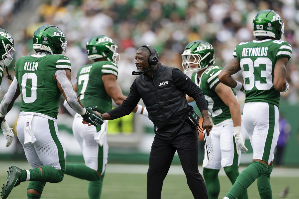 New York Jets head coach Aaron Glenn, center, reacts with running back Braelon Allen (0) after his team scored a touchdown against the Pittsburgh Steelers during the second half of an NFL football game Sunday, Sept. 7, 2025, in East Rutherford, N.J. (AP Photo/Adam Hunger)