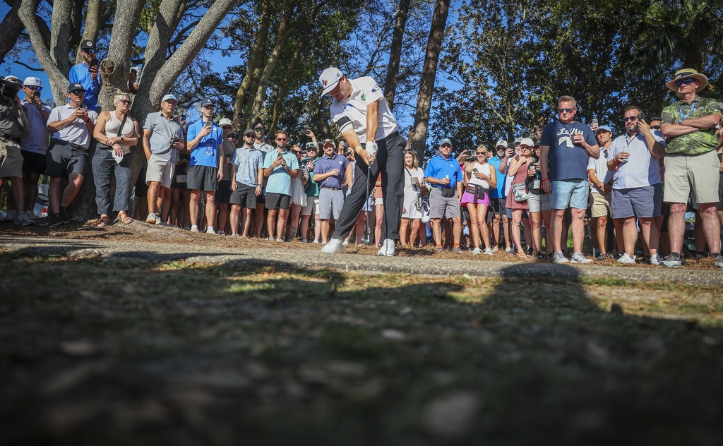 Sungjae Im makes his approach shot from the cart path on the 16th hole during the third round of the Valspar Championship golf tournament, Saturday, March 21, 2026, in Palm Harbor, Fla. (Chris Urso/Tampa Bay Times via AP)