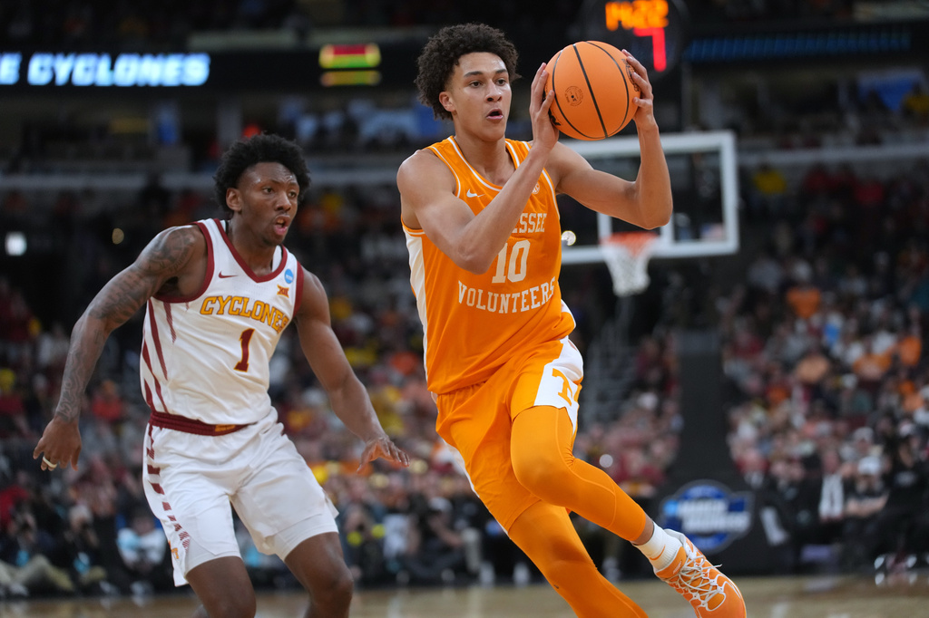 Tennessee's Nate Ament (10) looks to pass as Iowa State's Jamarion Batemon (1) watches during the second half in the Sweet 16 of the NCAA college basketball tournament, Friday, March 27, 2026, in Chicago. (AP Photo/Erin Hooley)
