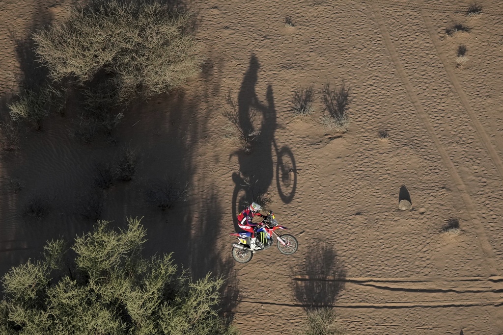 Rider Ricky Brabec competes during the third stage of the Dakar Rally between Bisha and Al-Henakiyah, Saudi Arabia, Tuesday, Jan. 7, 2025. (AP Photo/Christophe Ena)