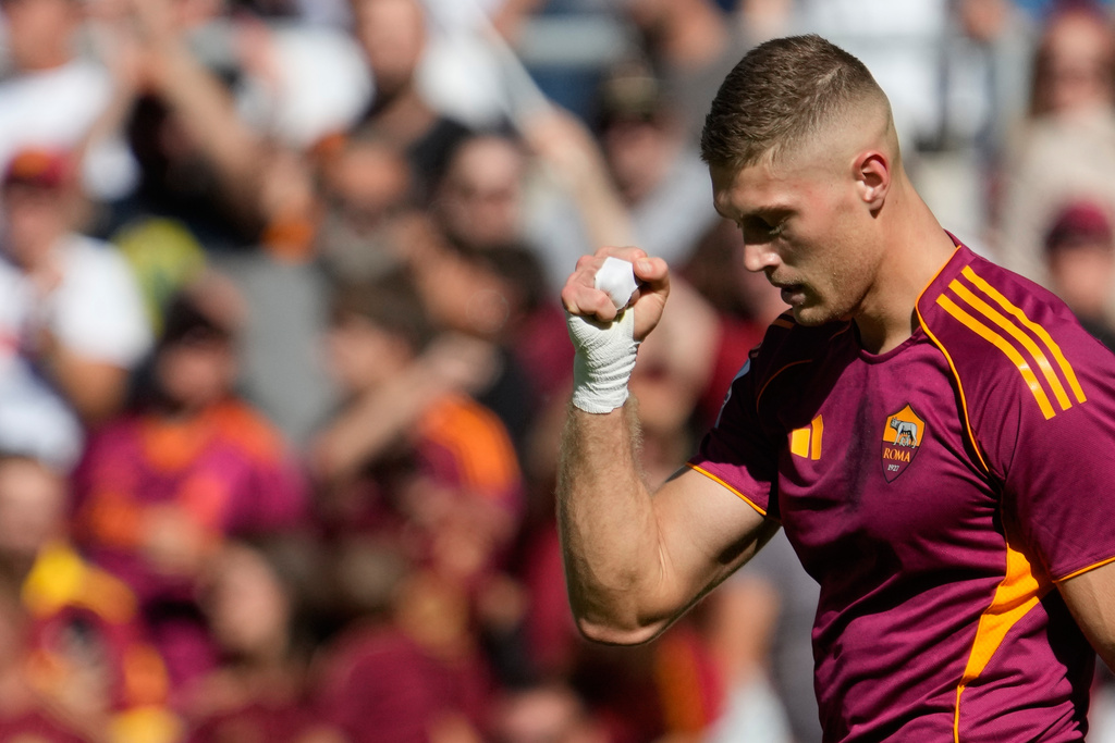 Roma's Artem Dovbyk celebrates after scoring during the Serie A soccer match between Roma and Verona at Rome¥s Olympic Stadium, Sunday, Sept. 28, 2025. (AP Photo/Gregorio Borgia)