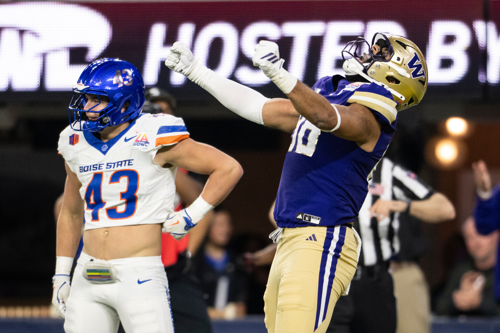 Washington tight end Quentin Moore (88) celebrates his touchdown during the second half of the LA Bowl NCAA college football game against Boise State Saturday, Dec. 13, 2025, in Inglewood, Calif. (AP Photo/Kyusung Gong)