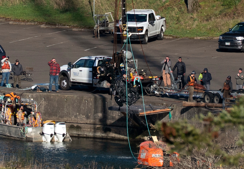FILE - The Hood River County Sheriff's Office and a team of divers retrieve a vehicle from the Columbia River, March 7, 2025, in Cascade Locks, Ore. (Beth Nakamura/The Oregonian via AP, File)