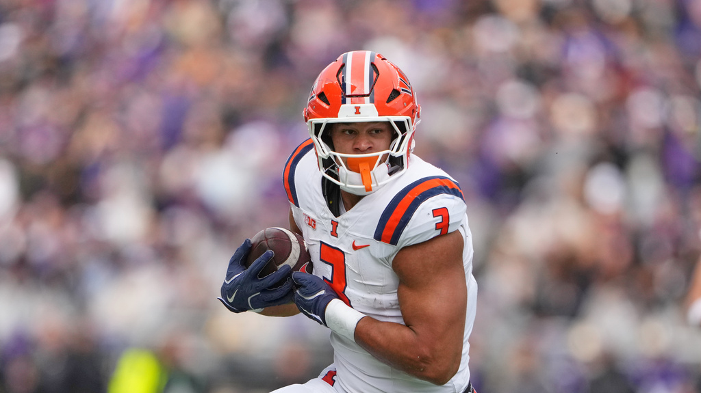 FILE - Illinois running back Kaden Feagin runs the ball against Washington during an NCAA college football game, Saturday, Oct. 25, 2025, in Seattle. (AP Photo/Lindsey Wasson, File)