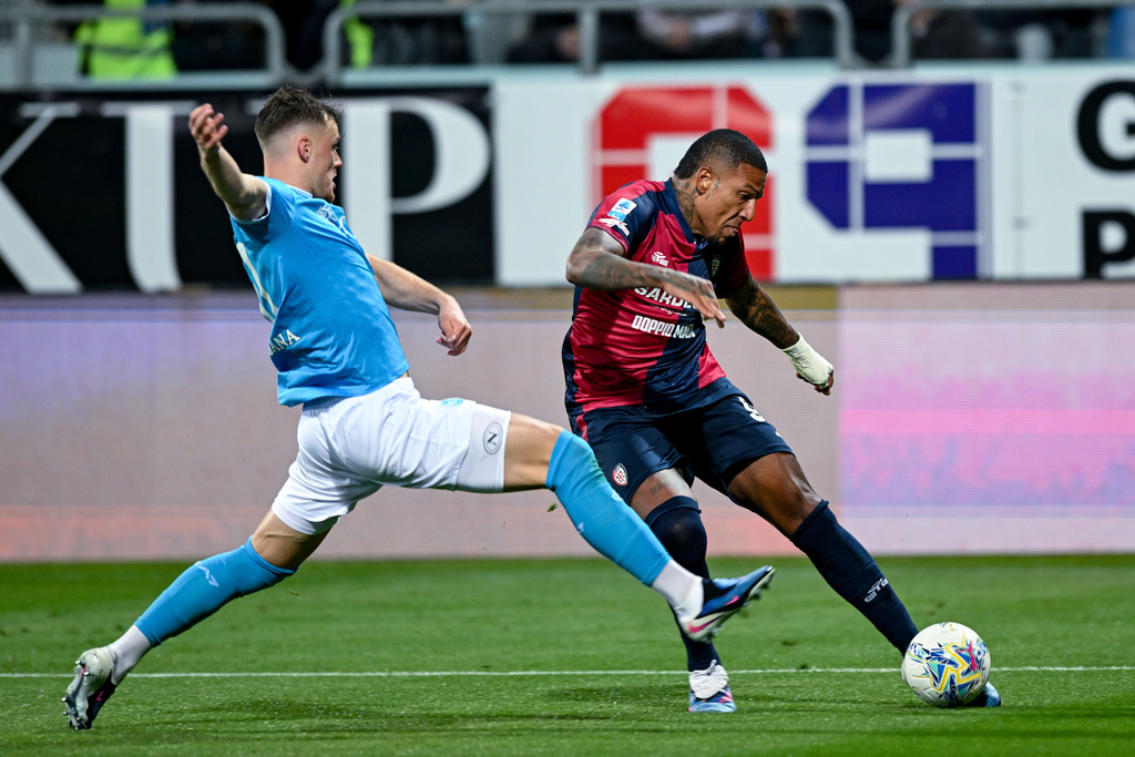 Cagliari's Michael Folorunsho, right, plays the ball during the Serie A soccer match between Cagliari and Napoli in Cagliari, Italy, Friday March 20, 2026. (Gianluca Zuddas/LaPresse via AP)