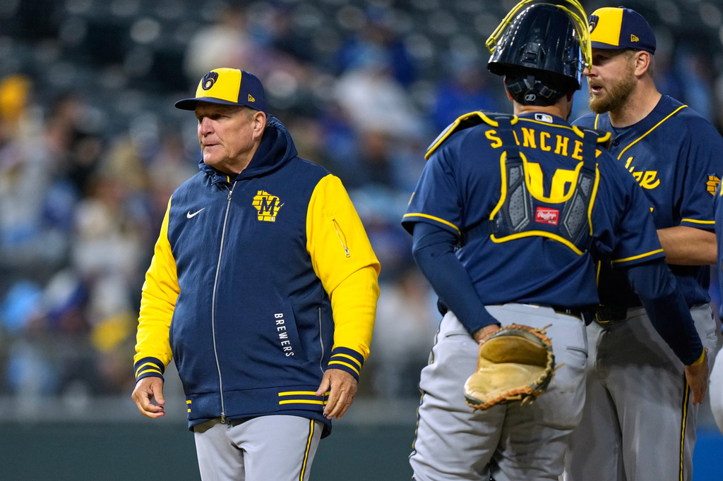 Milwaukee Brewers manager Pat Murphy walks back to the dugout after making a pitching change during the sixth inning in the second baseball game of a doubleheader against the Kansas City Royals, Saturday, April 4, 2026, in Kansas City, Mo. (AP Photo/Charlie Riedel)
