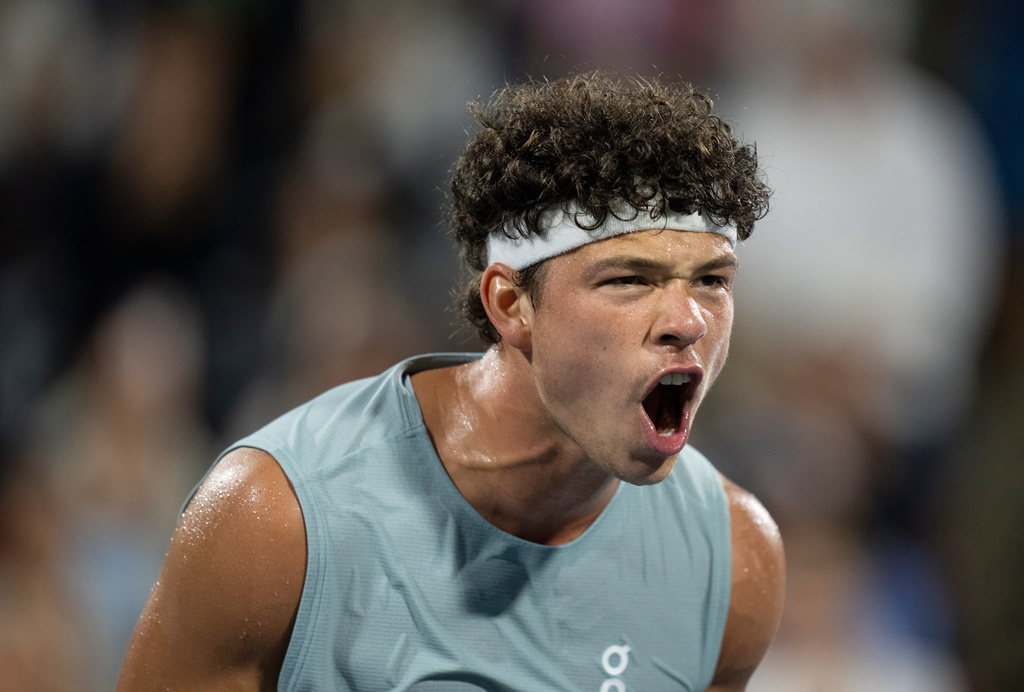 Ben Shelton of the United States celebrates his win over compatriot Learner Tien during a semifinal tennis match at the National Bank Open in Montreal on Wednesday, Aug. 12, 2026. (Christinne Muschi/The Canadian Press via AP)