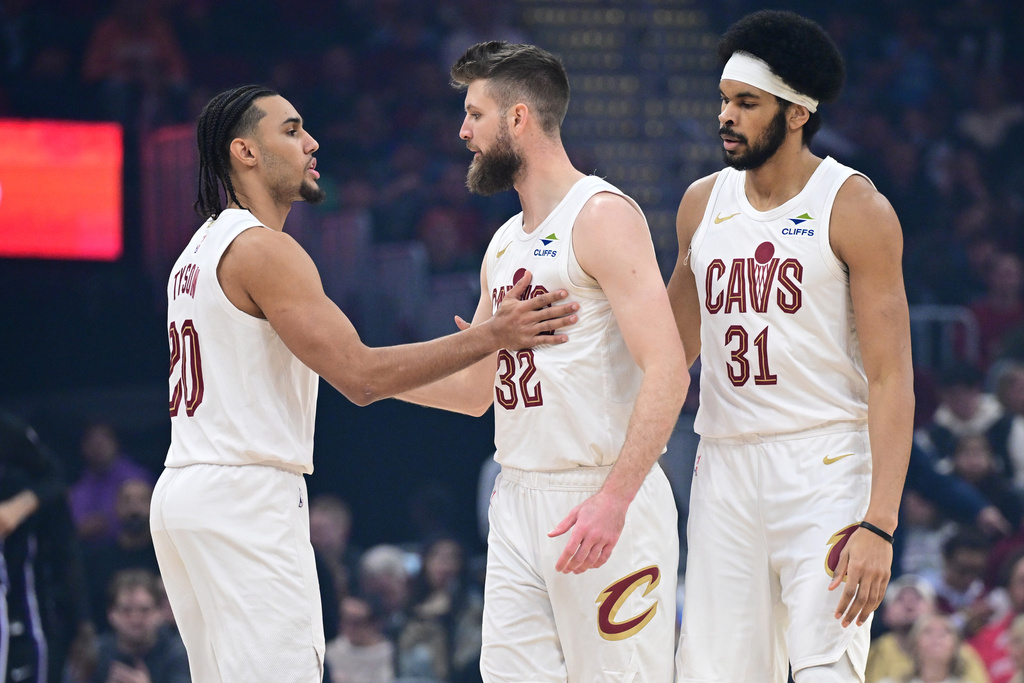 Cleveland Cavaliers guard Jaylon Tyson, left, is congratulated by forward Dean Wade (32) and center Jarrett Allen (31) after making a three-point basket in the first half of an NBA basketball game against the Sacramento Kings, Friday, Jan. 23, 2026, in Cleveland. (AP Photo/David Dermer)