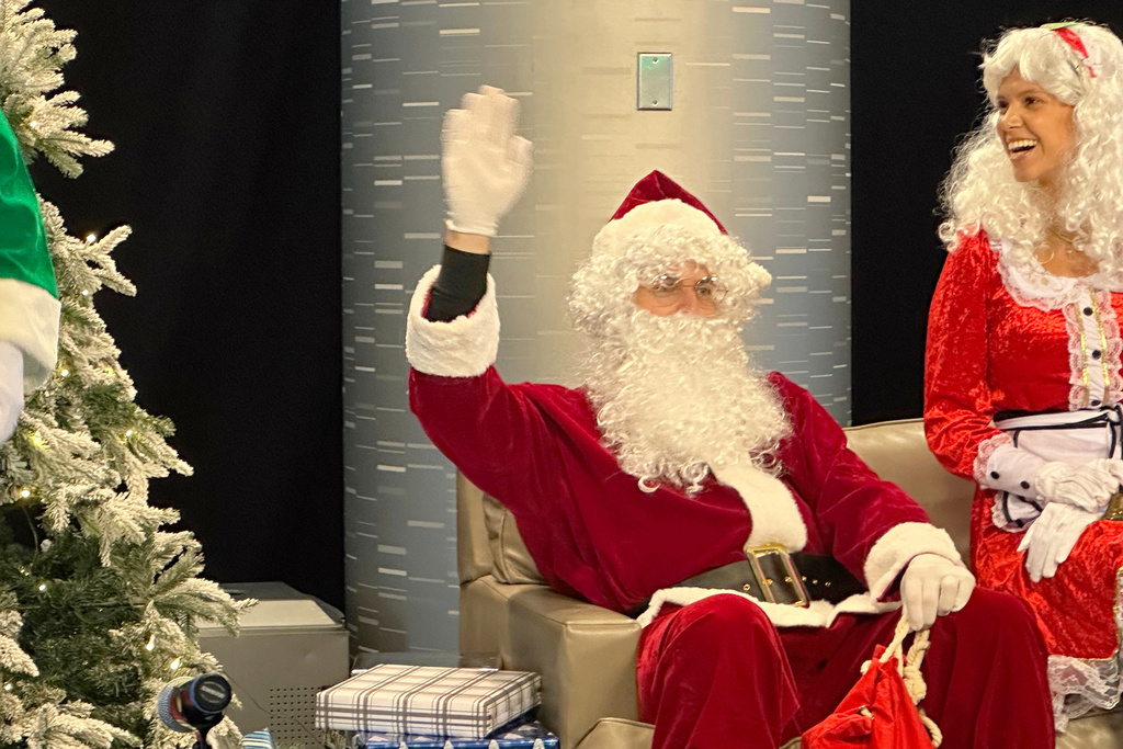 New York Mets pitcher Clay Holmes and wife Ashlyn, play Santa and Mrs. Claus during the baseball team’s holiday party, Thursday, Dec. 18, 2025, in New York. (AP Photo/Ronald Blum)