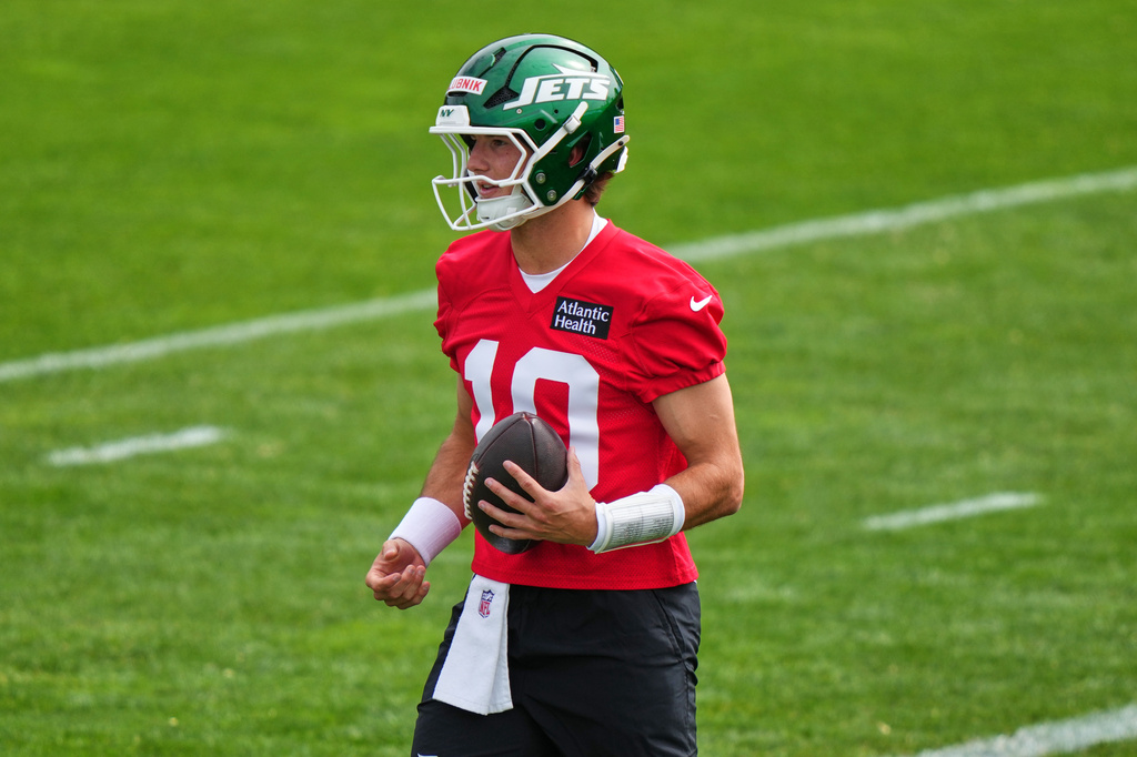 New York Jets quarterback Cade Klubnik takes part in drills during rookie minicamp at the NFL football team's practice facility Friday, May 8, 2026, in Florham Park, N.J. (AP Photo/Frank Franklin II)