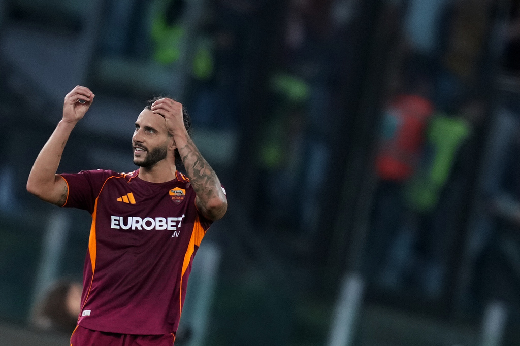 Roma's Mario Hermoso celebrates after scoring during the Italian Serie A soccer match between Roma and Atalanta in Rome, Saturday, April 18, 2026. (Alfredo Falcone/LaPresse via AP)