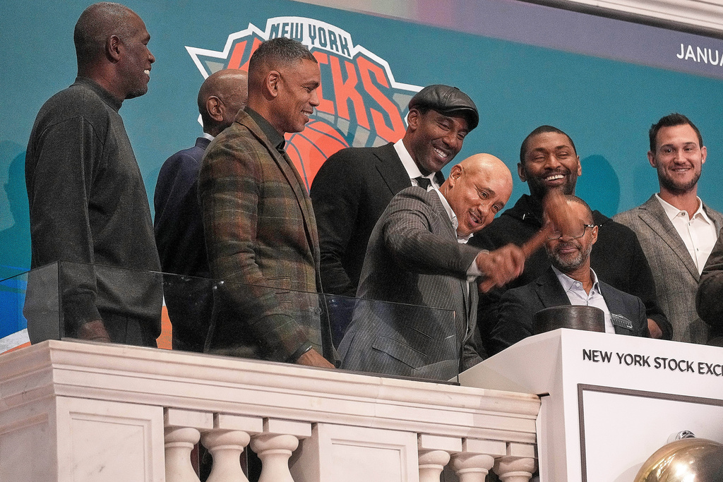 Former New York Knicks John Starks, center, joined by other Knicks Alumni, gavels trading closed at the New York Stock Exchange, Friday, Jan. 16, 2026. (AP Photo/Richard Drew)