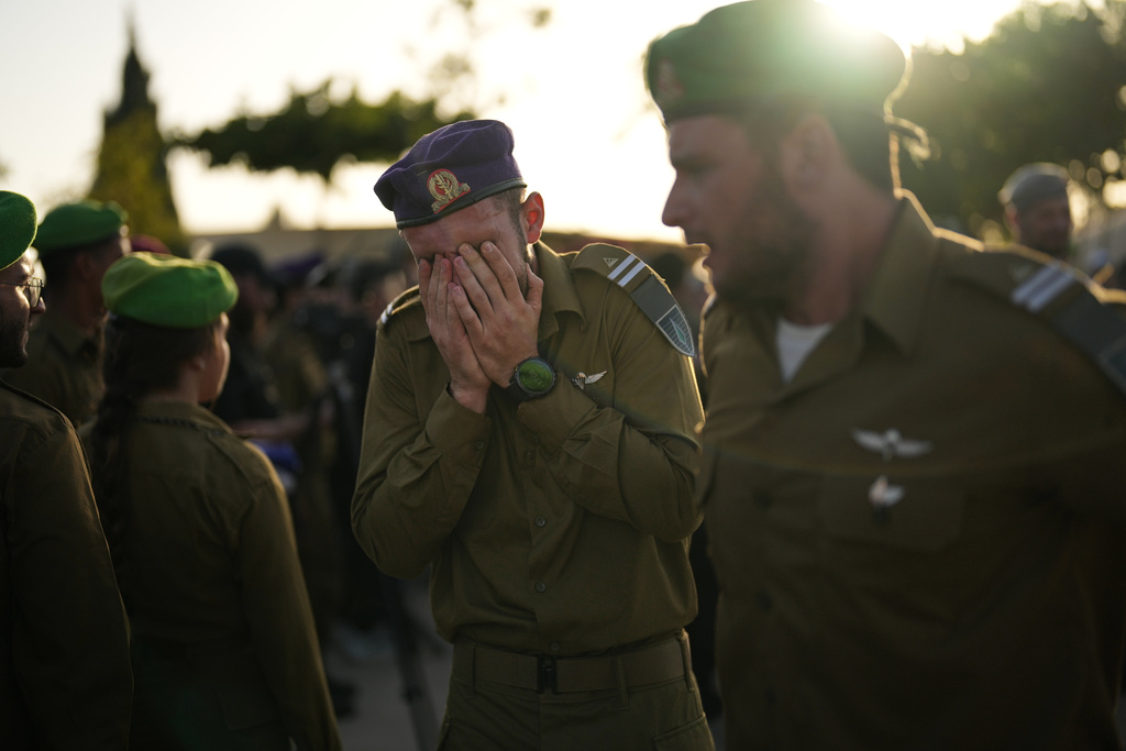 Israel soldiers mourn during the funeral of comrade Staff Sergeant Itay Yavetz, killed in Gaza, in Modiin, Israel, Monday, Oct. 20, 2025. (AP Photo/Francisco Seco)