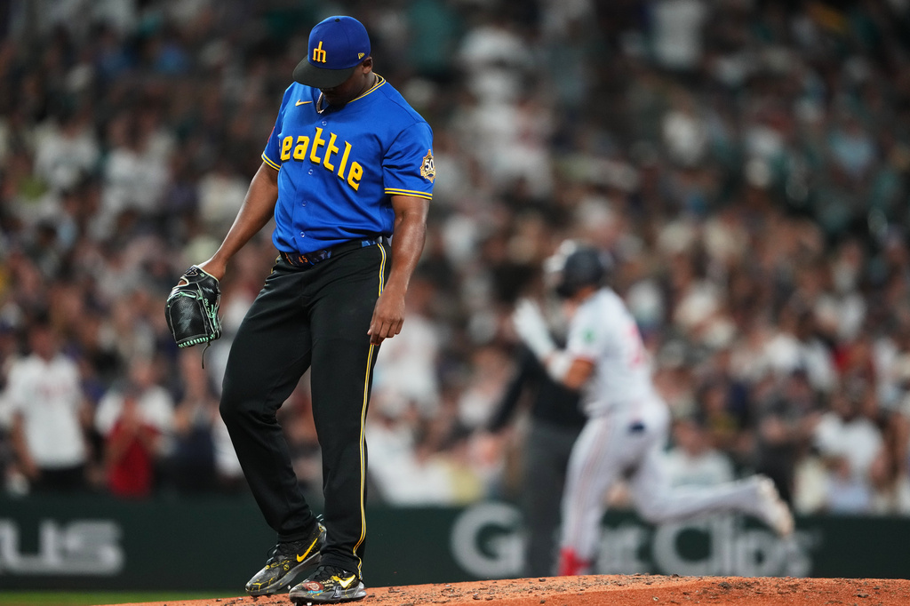 Seattle Mariners relief pitcher José A. Ferrer looks down as Minnesota Twins' Royce Lewis jogs the bases after hitting a solo home run during the seventh inning of a baseball game, Friday, July 31, 2026, in Seattle. (AP Photo/Lindsey Wasson)