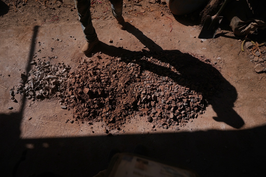 Carlos Martinez prepares mercury ore before placing it in a furnace tube to bake in San Joaquin, Mexico, Tuesday, Aug. 19, 2025. (AP Photo/Fernando Llano)