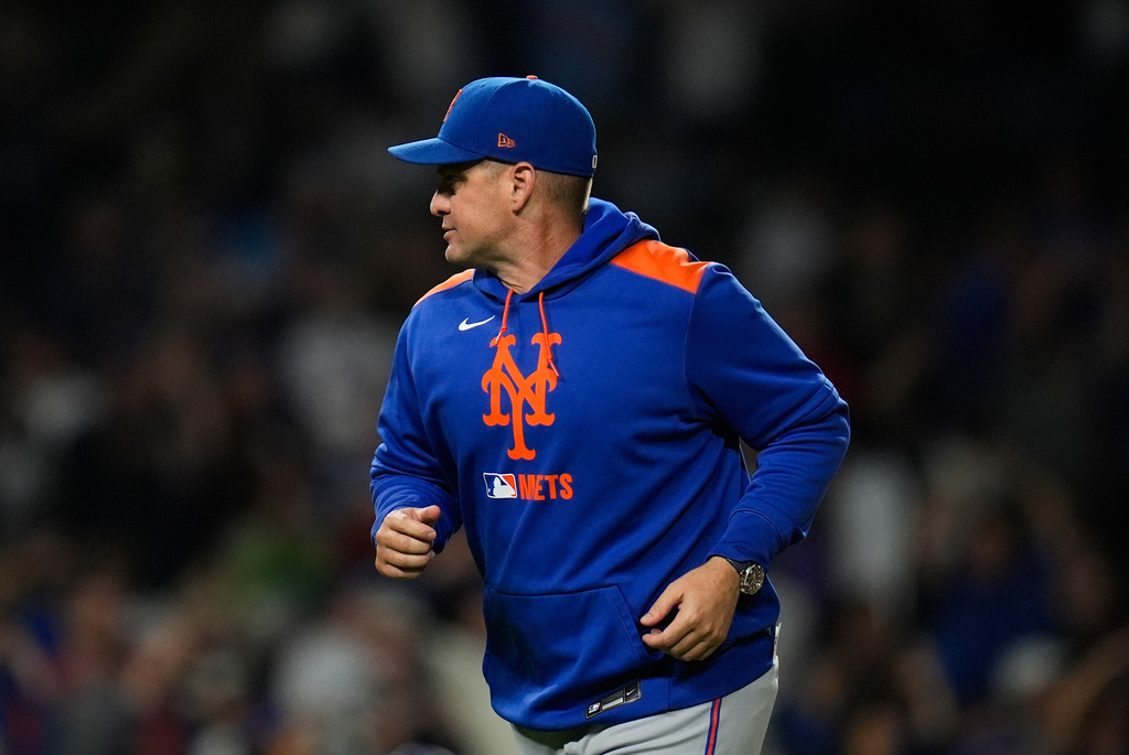 New York Mets manager Carlos Mendoza (64) returns to the dugout after making a pitching change during the second inning of a baseball game against the Chicago Cubs, Tuesday, Sept. 23, 2025, in Chicago. (AP Photo/Erin Hooley)
