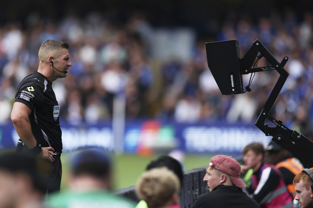 Referee Robert Jones checks the VAR screen during the English Premier League soccer match between Chelsea and Fulham at Stamford Bridge stadium in London, Saturday, Aug 30, 2025. (AP Photo/Ian Walton)
