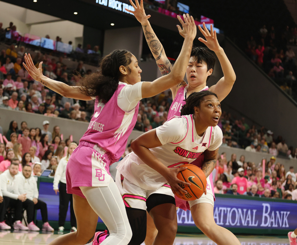 Arizona State guard Gabby Elliott drives through Baylor forward Darianna Littlepage-Buggs, left, and Yuting Deng, right, in the first half of an NCAA college basketball game, Saturday, Feb. 7, 2026, in Waco, Texas. (Rod Aydelotte/Waco Tribune-Herald via AP)