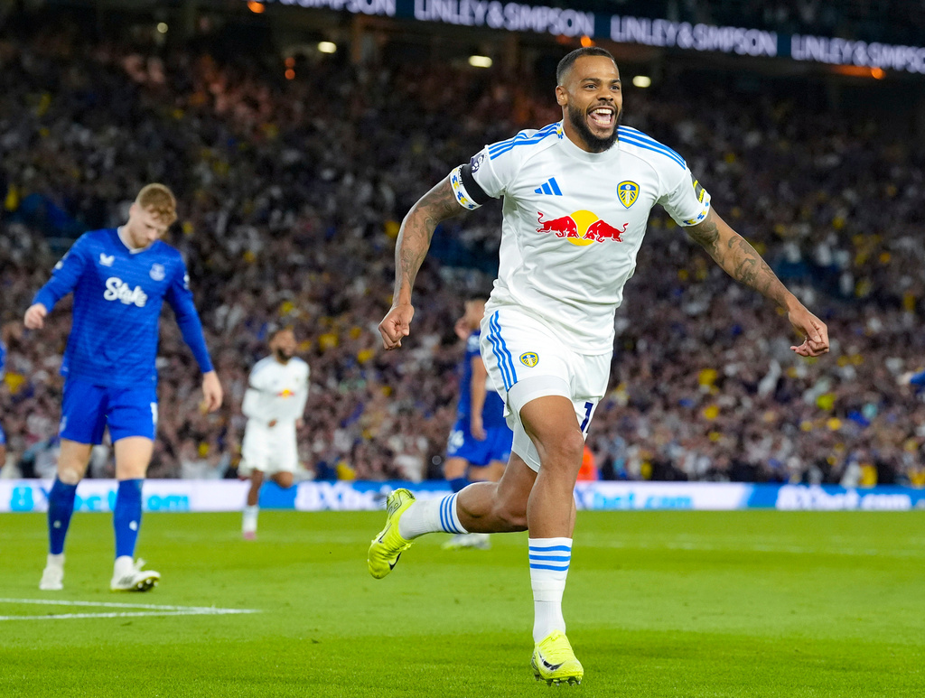 Leeds United's Lukas Nmecha celebrates scoring their side's first goal of the game from a penalty during the English Premier League soccer match between Leeds United and Everton at Elland Road, in Leeds, England, Monday, Aug. 18, 2025. (Danny Lawson/PA via AP)
