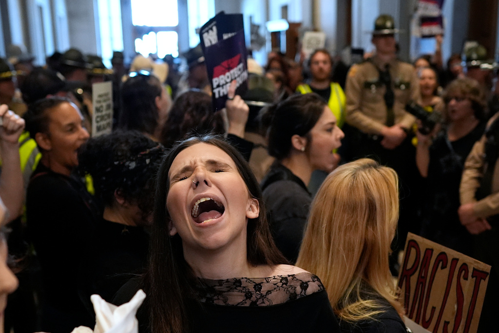 A woman protests outside the House chamber before a special session of the state legislature to redraw U.S. Congressional voting maps Thursday, May 7, 2026, in Nashville, Tenn. (AP Photo/George Walker IV)