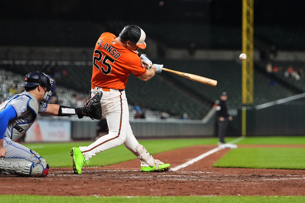 Baltimore Orioles' Pete Alonso (25) hits a two-run home run during the eighth inning of a baseball game against the Toronto Blue Jays, Monday, Sept. 21, 2026, in Baltimore. (AP Photo/Stephanie Scarbrough)