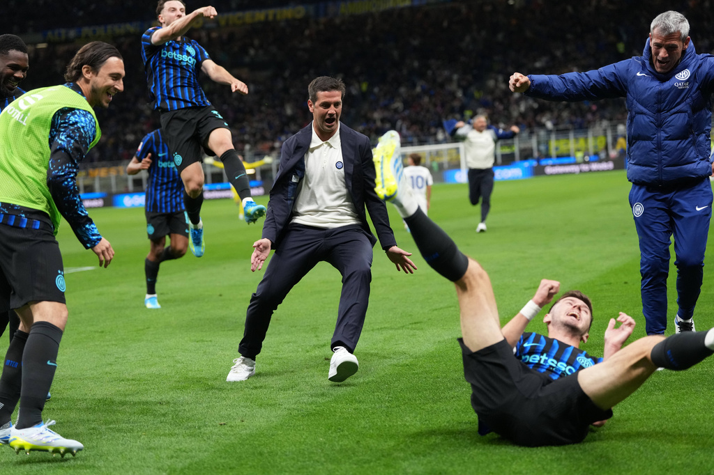 Inter Milan's head coach Cristian Chivu, center, celebrates after Inter Milan's Petar Sucic scored his side's third goal during the Italian Cup, return-leg soccer match between Inter Milan and Como, in Milan, Italy, Tuesday, April 21, 2026. (AP Photo/Luca Bruno)