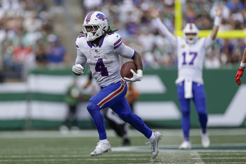 Buffalo Bills running back James Cook (4) runs the ball for a touchdown against the New York Jets during the second quarter of an NFL football game, Sunday, Sept. 14, 2025, in East Rutherford, N.J. (AP Photo/Adam Hunger)