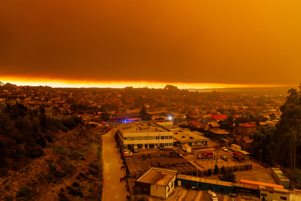 Wildfires burn at sunrise near Lirquen, Chile, Sunday, Jan. 18, 2026. (AP Photo/Javier Torres)