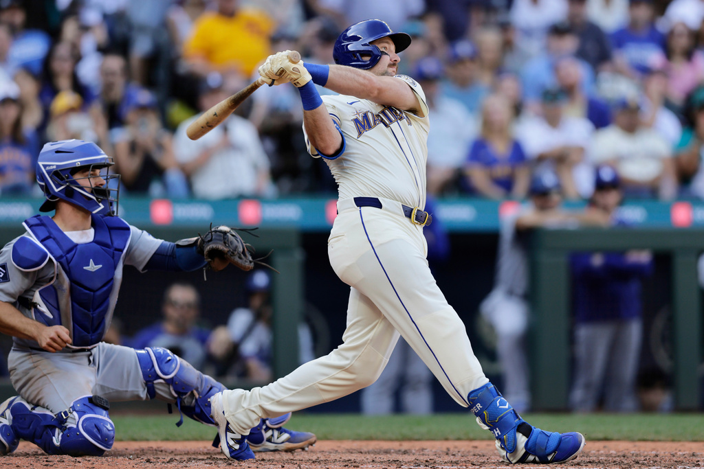 Seattle Mariners' Cal Raleigh singles against the Los Angeles Dodgers during the eighth inning of a baseball game, Sunday, Sept. 28, 2025, in Seattle. (AP Photo/John Froschauer)