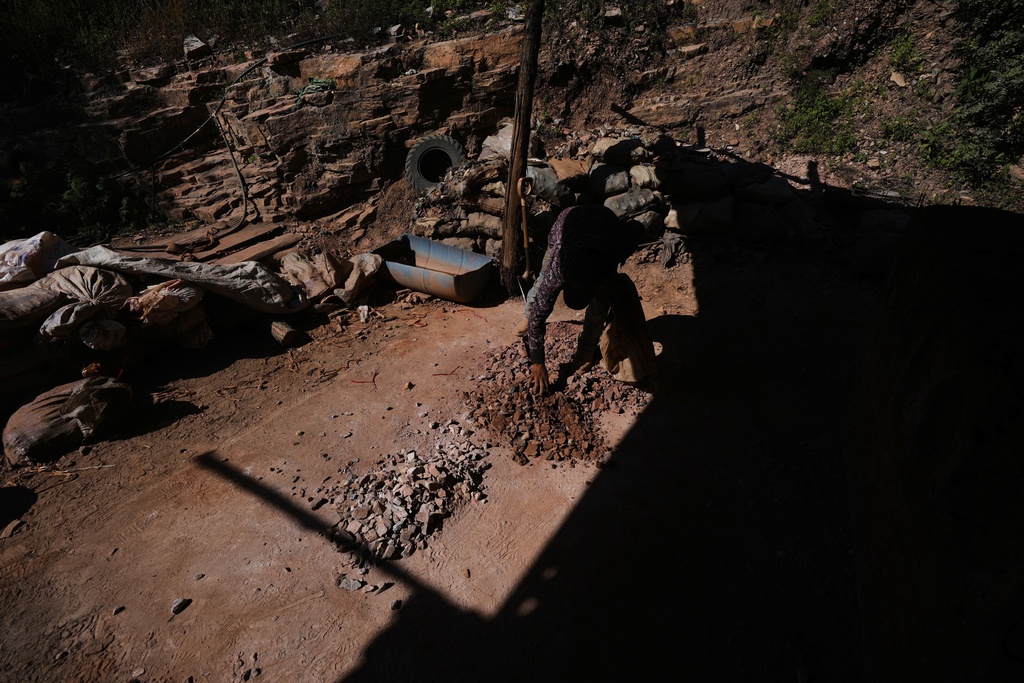 Carlos Martinez prepares mercury ore before placing it in the furnace tubes to extract mercury in San Joaquin, Mexico, Tuesday, Aug. 19, 2025. (AP Photo/Fernando Llano)