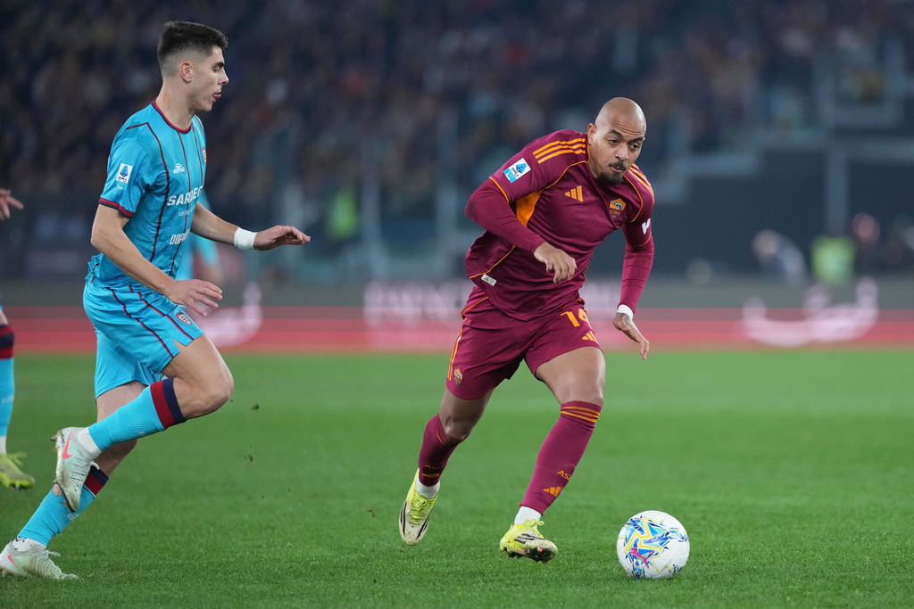 Roma's Donyell Malen in action during the Italian Serie soccer match between Roma and Cagliari in Rome, Monday, Feb. 9, 2026. (Alfredo Falcone/dpa via AP)