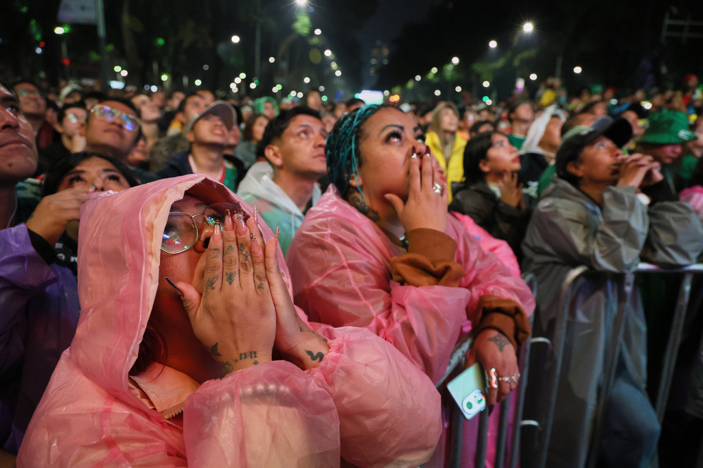 Fans react after England defeated Mexico in the World Cup round of 16 in Mexico City, Sunday, July 5, 2026. (AP Photo/Ginnette Riquelme)