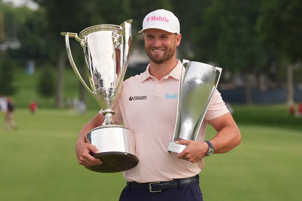 Wyndham Clark holds the Wanamaker Trophy and the BMW trohy after winning the BMW Championship golf tournament, Sunday, Aug. 23, 2026, in St. Louis. (AP Photo/Jeff Roberson)