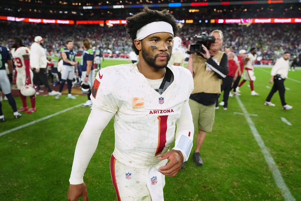 Arizona Cardinals quarterback Kyler Murray heads off the field following a loss to the Seattle Seahawks in an NFL football game Thursday, Sept. 25, 2025, in Glendale, Ariz. (AP Photo/Ross D. Franklin)