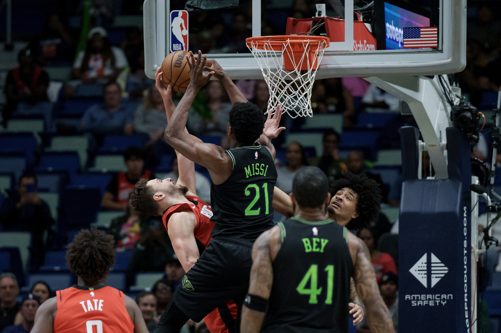 New Orleans Pelicans center Yves Missi (21) blocks the shot of Houston Rockets center Alperen Sengun during the second half of an NBA basketball game in New Orleans, Sunday, March 29, 2026. (AP Photo/Matthew Hinton)