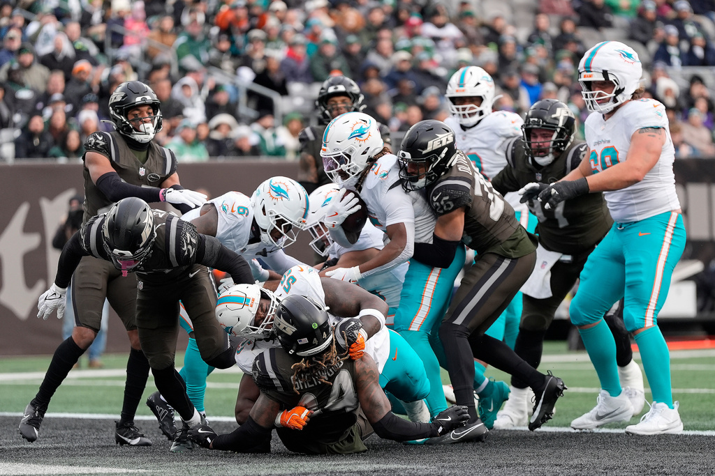 Miami Dolphins running back Jaylen Wright (5) carries the ball for a touchdown against the New York Jets during the first quarter of an NFL football game, Sunday, Dec. 7, 2025, in East Rutherford, N.J. (AP Photo/Yuki Iwamura)